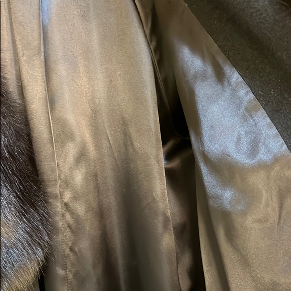 Sophisticated Black Trench Coat with Plush Fur Collar - Picture 7 of 10